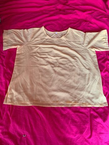 tee shirt neuf jaune pale matière fluide taille 46/48