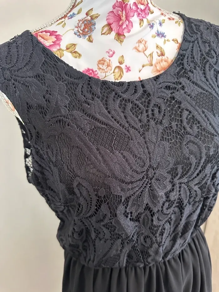 Robe noir avec dentelle et décolleté dans le dos - photo numéro 3