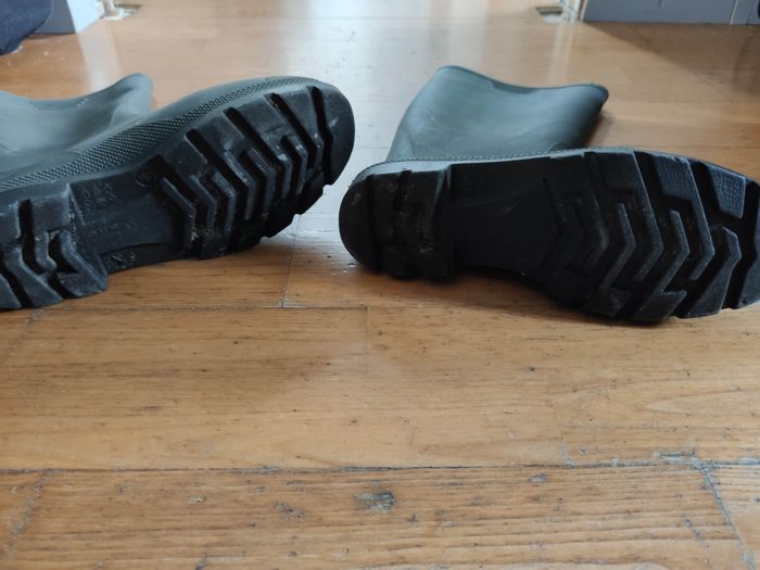 Paire de bottes de pluie de couleur vert kaki
Taille 42 - photo numéro 4