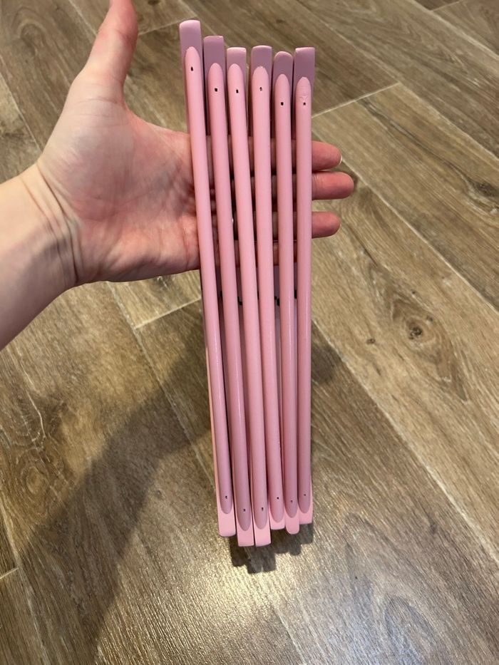 Lot 6 cintres enfant en bois rose - photo numéro 6