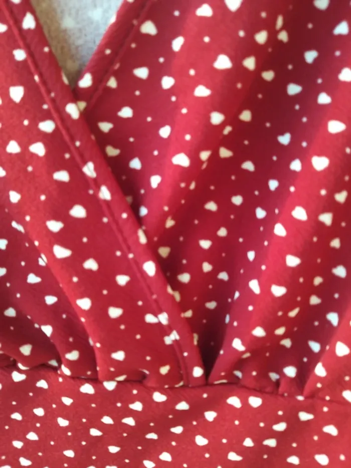 Robe rouge à coeurs blancs - photo numéro 2