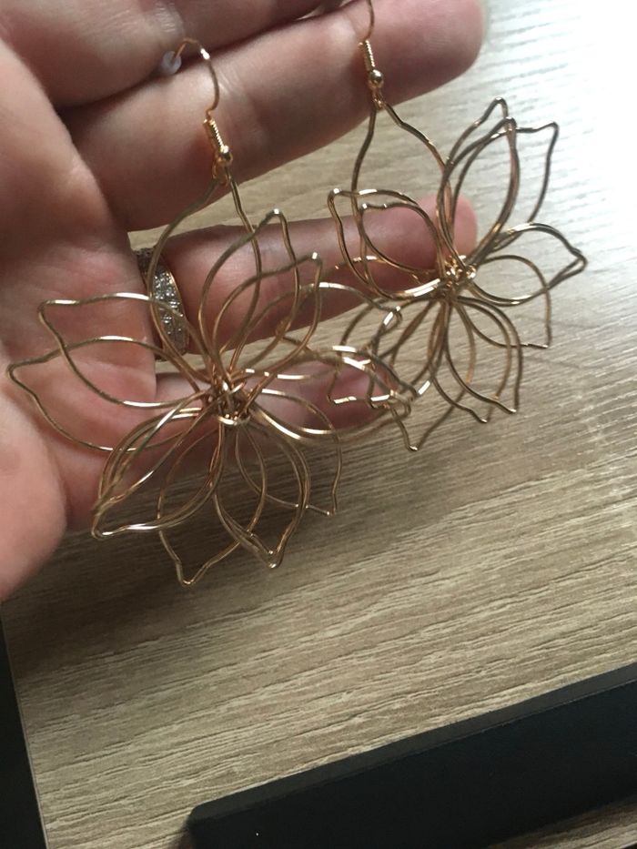 Boucles d’oreilles pendantes NEUVES Pour femme forme grosses fleurs 🌼 couleur doré - photo numéro 6