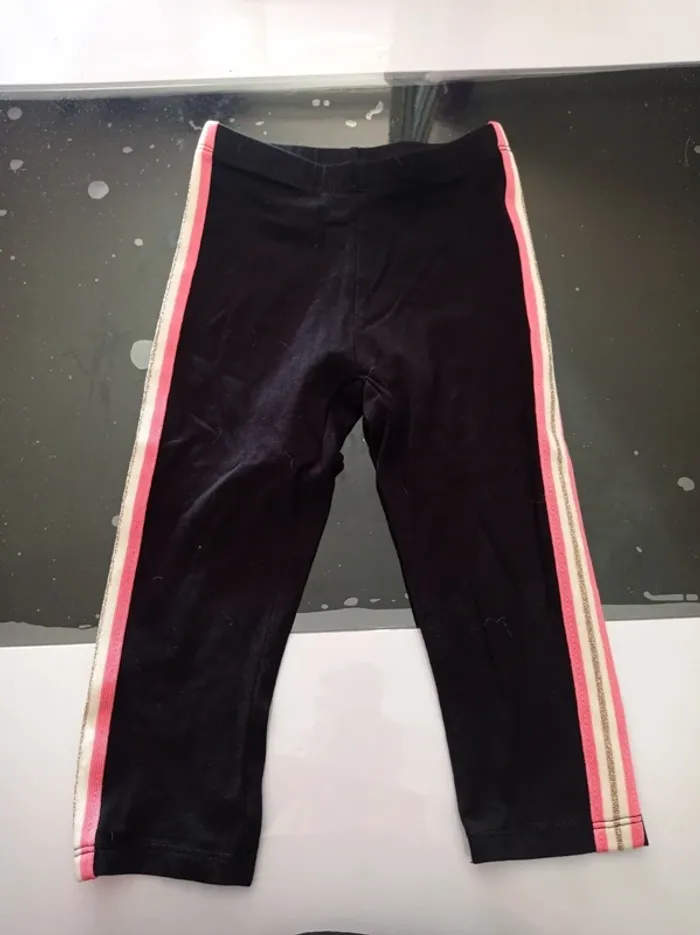 Pantalon noir avec bande coloré sur les côtés