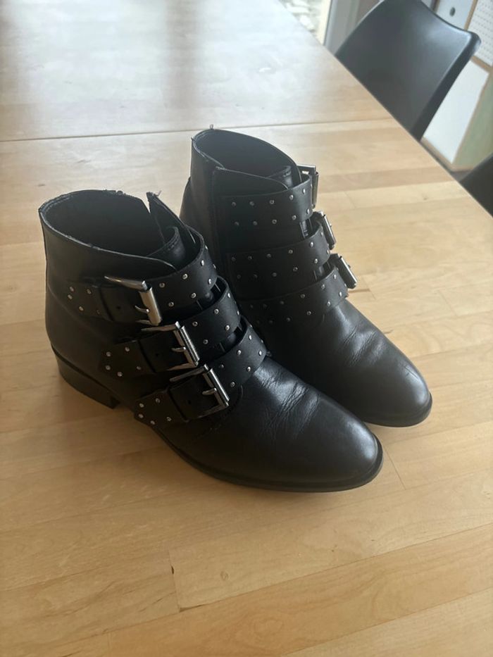 Bottines à clous cuir noir