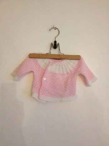 Gilet bébé rose et blanc tricoté 