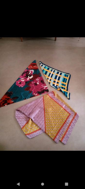 3 foulards Gérard Pasquier et autres