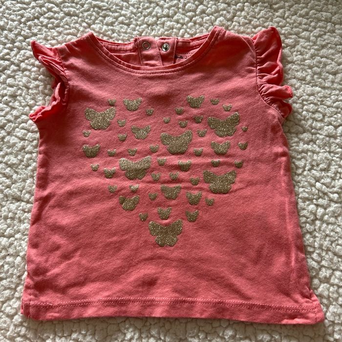 T-shirt rose avec des papillon