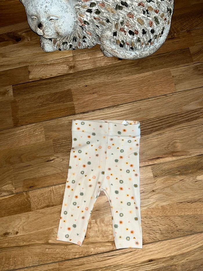Legging créme fleurs très bon état kiabi 1mois/53cm