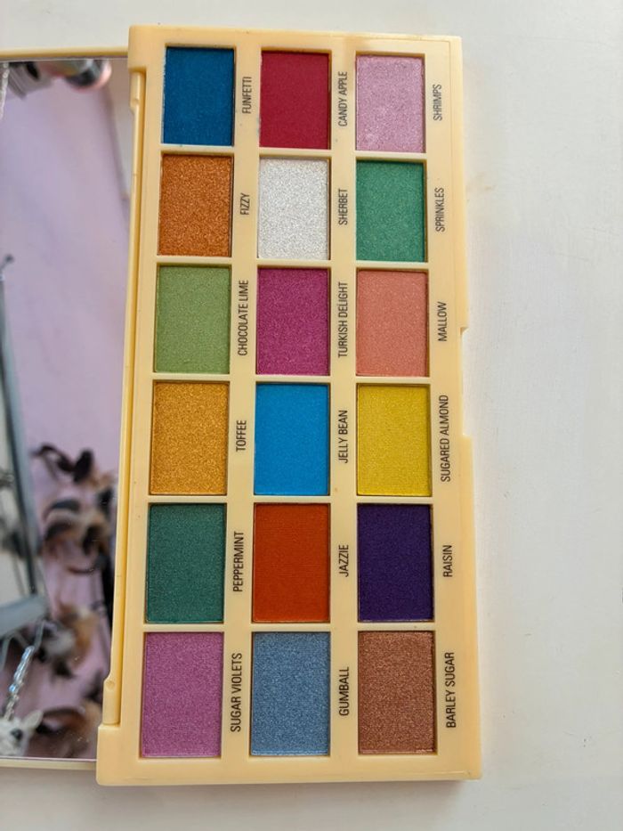 Palette chocolate sprinkles, 18 fards irisés, Makeup Revolution. - photo numéro 3