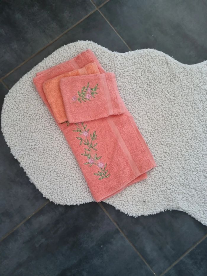 Serviette de toilette/ bain et 2 gants neuf - photo numéro 2