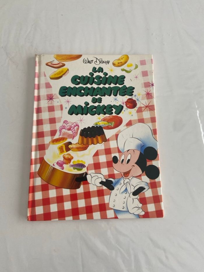 Livre de Recettes Disney Vintage – “La Cuisine Enchantée de Mickey”