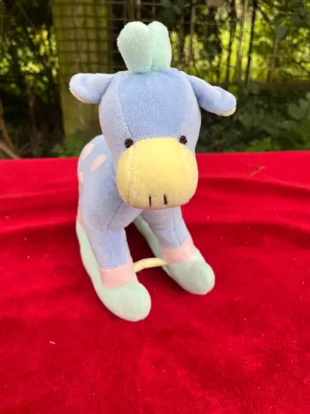 Cheval à bascule  en peluche pastel Hochet  – doudou décoratif bébé / chambre enfant Auchan