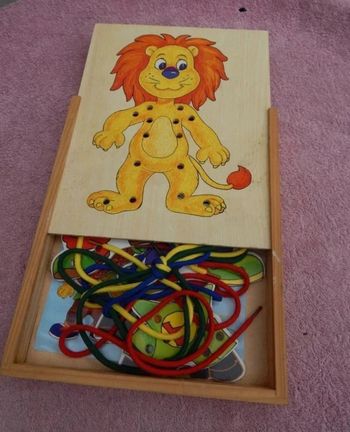 Personnage en bois à habiller avec lacets à enfiler.  Jeu de laçage. montessori. neuf.