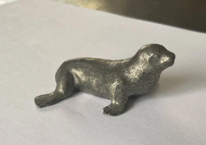 Figurine otarie en étain fin et massif signée Michel Laude