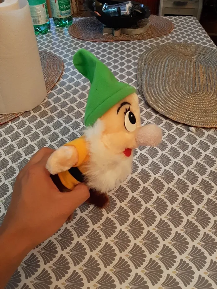 Peluche Blanche-Neige sept nains vintage Hasbro - photo numéro 3