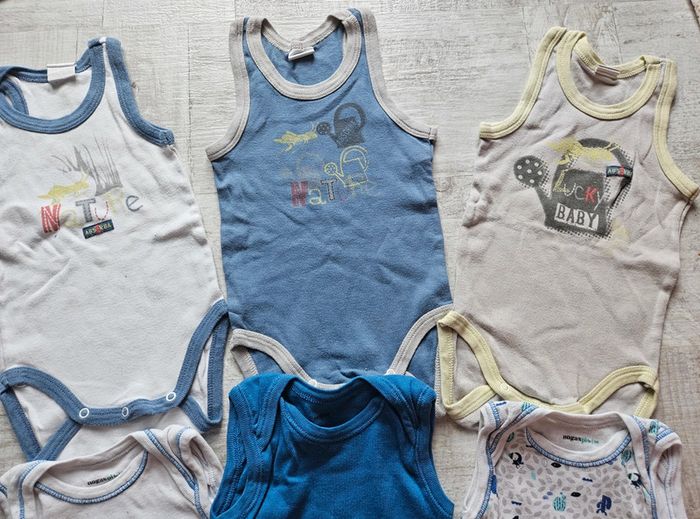 Lot bodys sans manches 6 mois - photo numéro 3