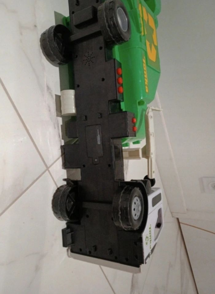 Gros camion de poubelle - photo numéro 3