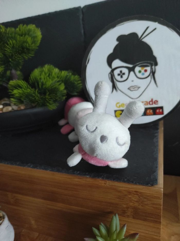 Doudou Knuffel Hochet Chenille Rose Blanc Argenté Grelot Obaibi #geektradedoudo - photo numéro 2