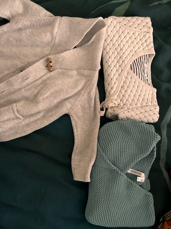 Lot 3 pull (2 caches coeur ) en 3 mois