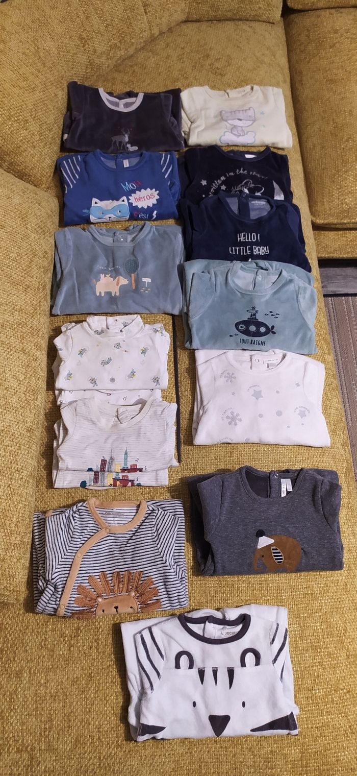 Lot 15 vêtements 6/9 mois Grenouillères Bodies