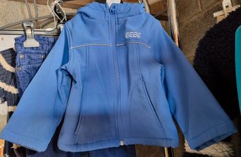 Manteau bleu et intérieur doux blanc