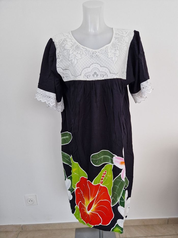 Robe polynésienne noire fleurie avec détail dentelle - photo numéro 4
