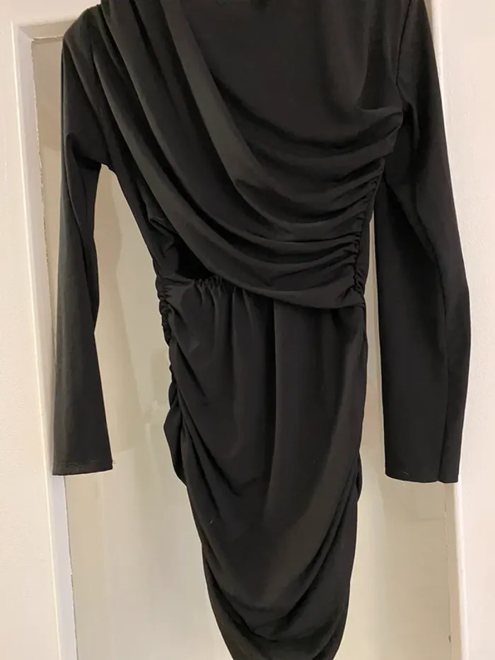 Robe noir ouverte devant