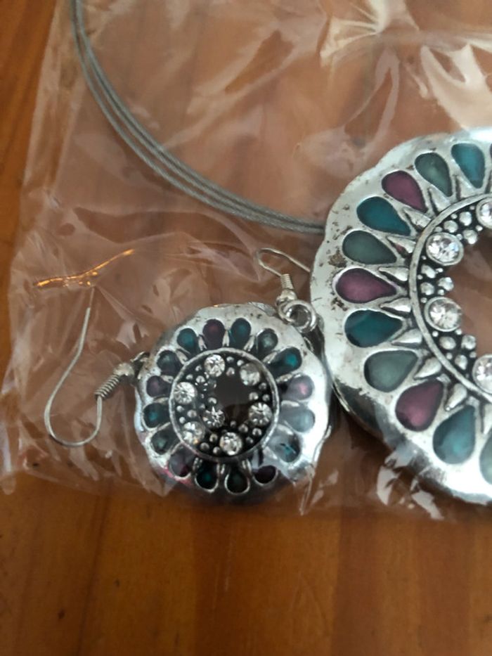 Parure collier et boucles d'oreilles bleues et multicolore neuves - photo numéro 2