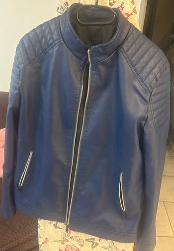 Blouson bleu en similicuir – style motard tendance et intemporel