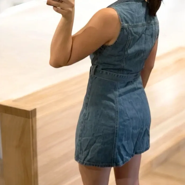 Robe courte en jean denim 💙 boutonnée & ceinturée | tendance été automne 2025 - photo numéro 2