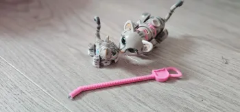 Lot de 2 petits chats aimanté avec la laisse.