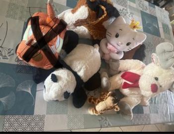 Lot 5 peluches girafe, panda, renne, Hello Kitty,cheval