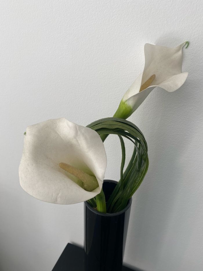 Vases en verre noirs avec fleurs incluses - photo numéro 4