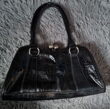 Sac à main noir à motif écailles serpent en forme de porte-monnaie