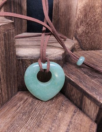 Collier en cuir avec pendentif en pierre minérale naturelle d' aventurine– Style bohème & authentique
