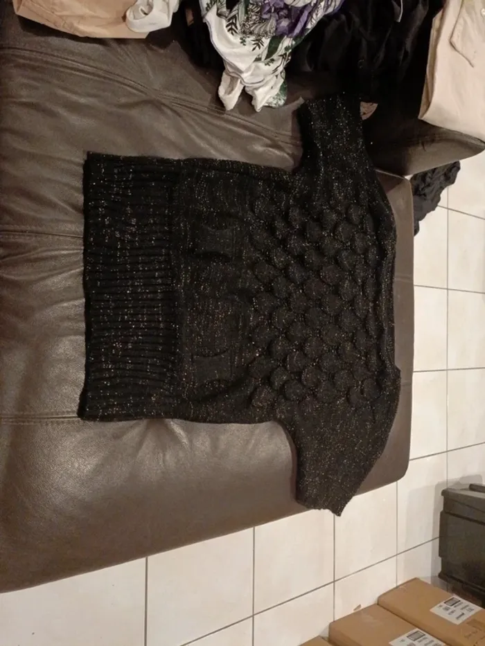 Pull noir métal doré 38