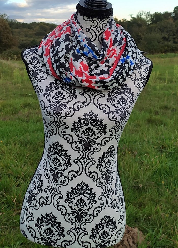 Foulard blanc à motifs pied de poule noir rouge et bleu