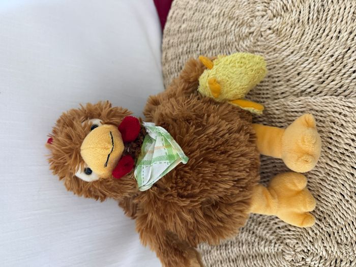 Doudou poule ALTHANS CLUB avec son petit bébé orange jaune foulard blanc vert