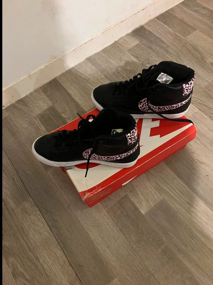 Chaussure Montante Nike blazer Mid taille 38,5 - photo numéro 2
