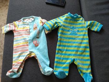Lot de 2 pyjamas taille 1 mois