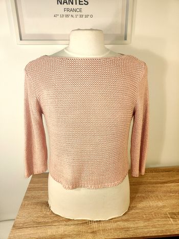 Pull ajouré rose pâle avec bouton dans le dos taille S