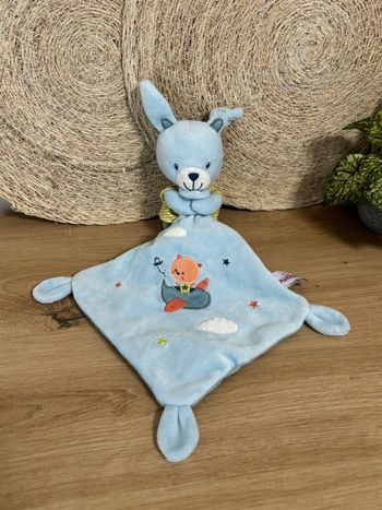 Doudou lapin bleu pull vert rayé mouchoir pommette 