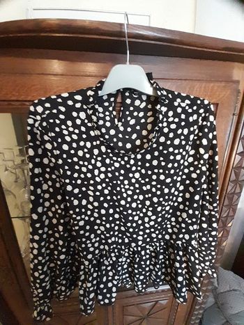 Chemise fond noir motifs blancs