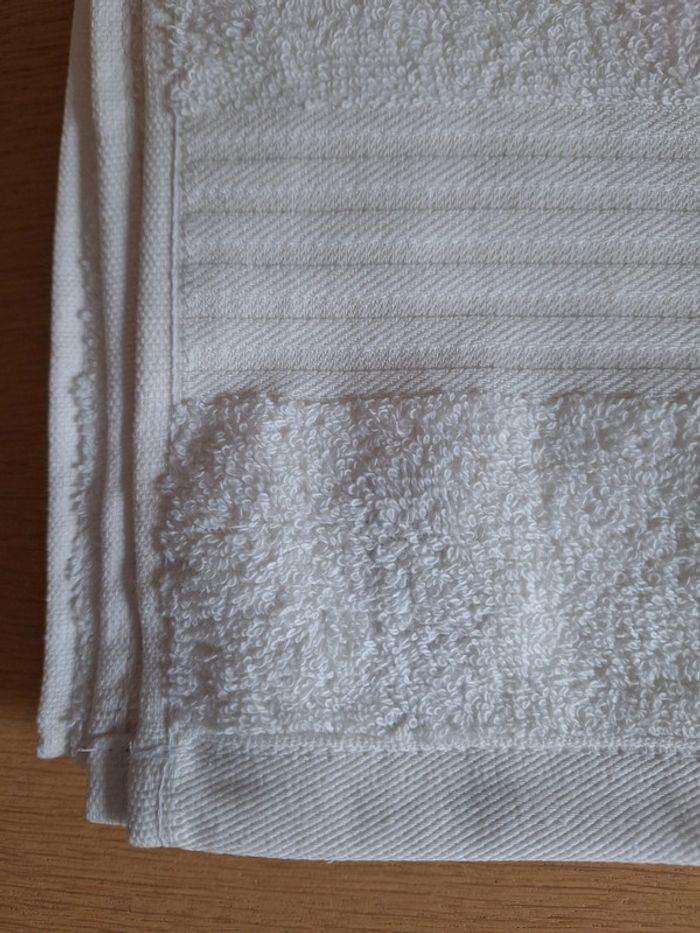Ensemble de serviettes de bain + gants Quality Textiles blancs neufs - photo numéro 7
