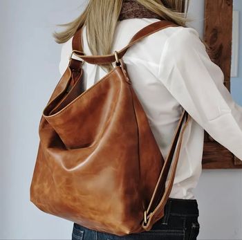 ✨Chic & pratique : porté épaule, bandoulière ou sac à dos 🔒Fermeture zippée - bandoulière réglable 34×34x14 cm - format idéal pour le quotidien Similicuir lisse, look moderne & tendance — doublure en polyester 📦 Envoi rapide 🚀 & soigné  Neuf &