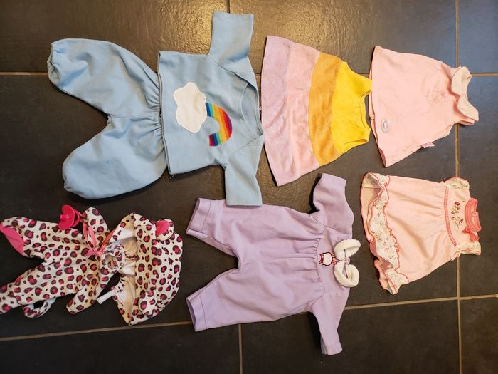 Lot de vêtements de poupée