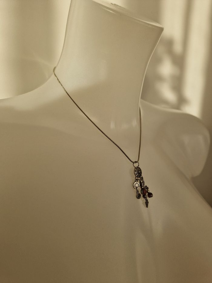 Collier argenté avec décorations et perles rosées - photo numéro 3