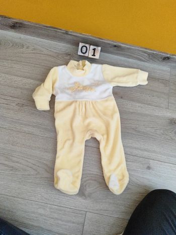 Dors-bien poussin. 1 mois