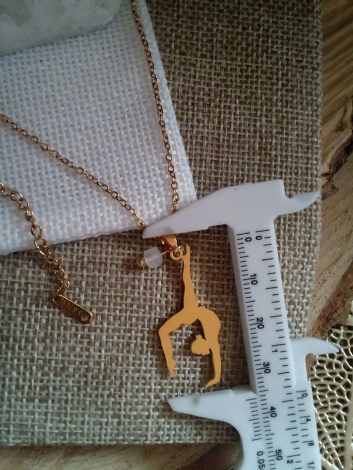 Collier femme gymnaste et pierre de lune bleuté - photo numéro 3