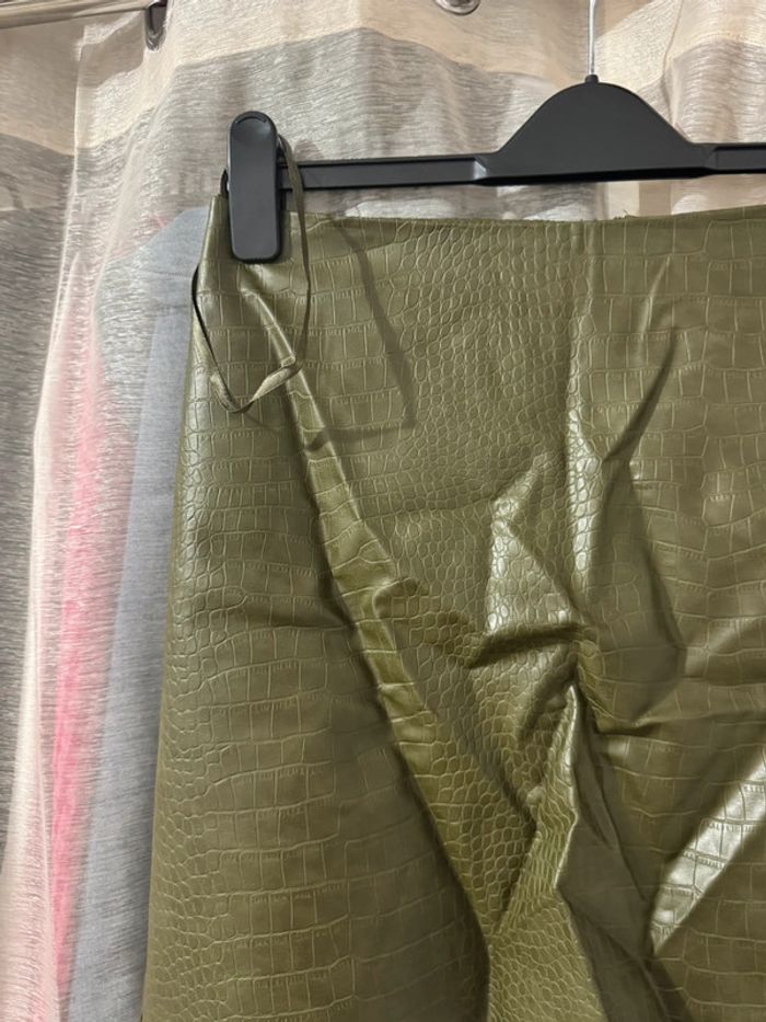 Jupe courte en similicuir vert taille 40 | Primark - photo numéro 2